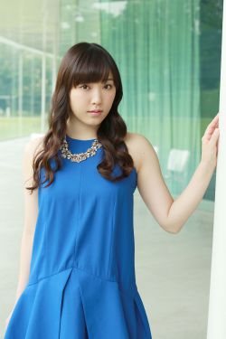 《脱女学生小内内摸出水的》