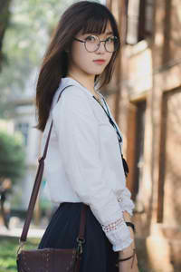 黑人猛挺进小莹的体内视频