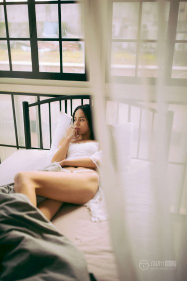 白洁被扒开大腿挺进湿润